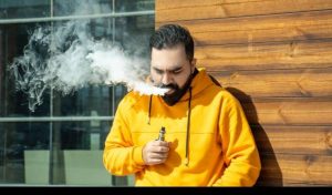 Apakah asap vape berbahaya bagi orang di sekitar?